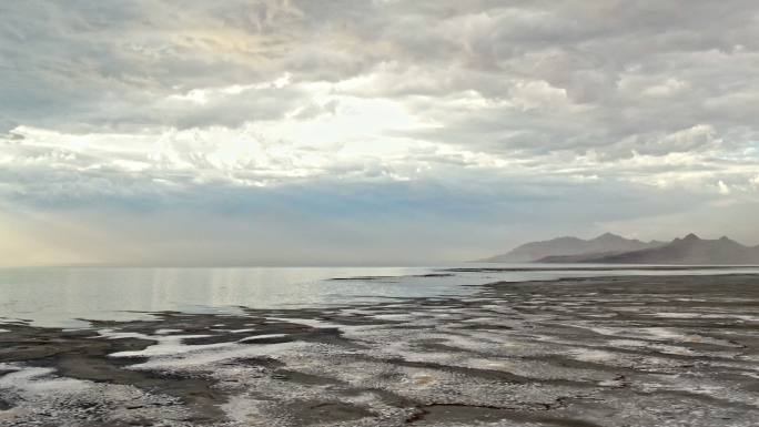 干旱期间的大盐湖达到有史以来的最低水位