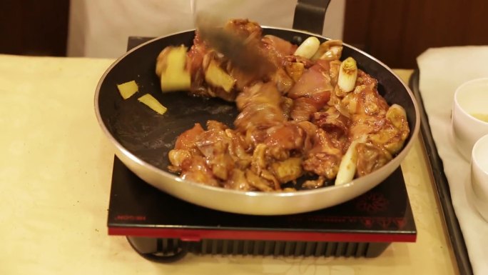 【镜头合集】平底锅炖鸡肉鸡块  (1)