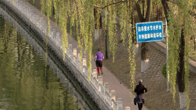 倡导节水爱水晨跑河边