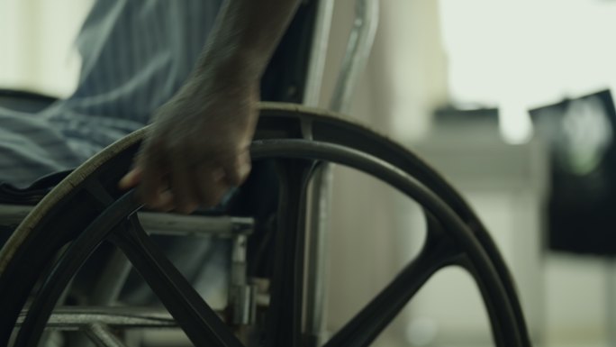 患者在医院轮椅上的非洲种族。