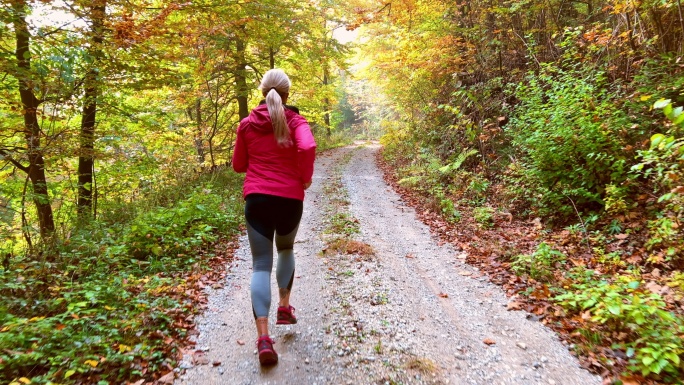 秋天，一个女人在森林中奔跑