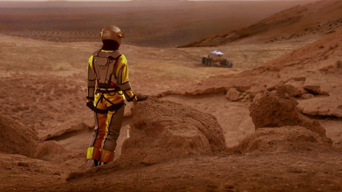 在火星上散步。女宇航员探索铁锈山。查看视图