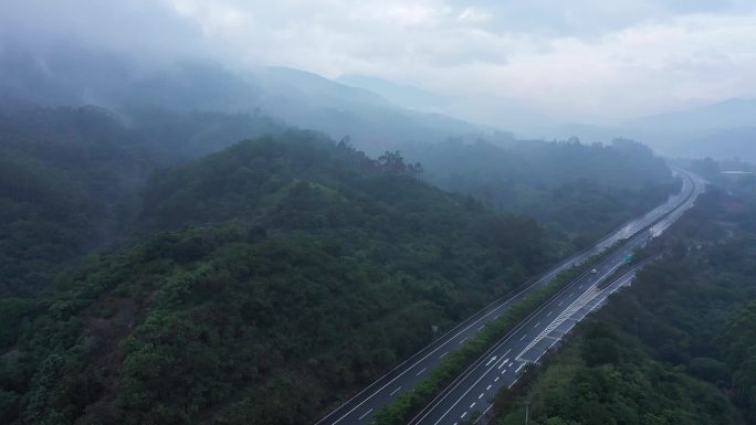 雨天行驶在高速公路上的车辆