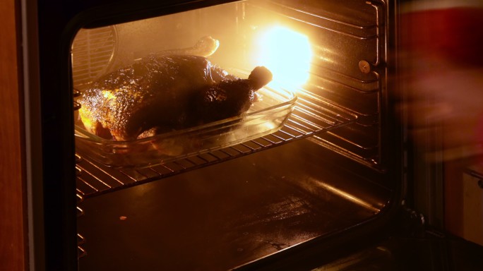 烤箱中的烧鸡，并清除烟雾