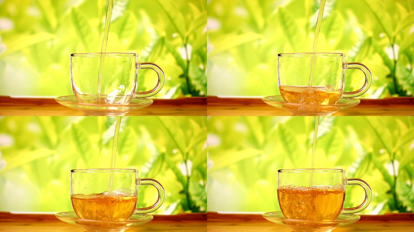 在玻璃茶杯里倒水治愈下午茶纯净水饮用水