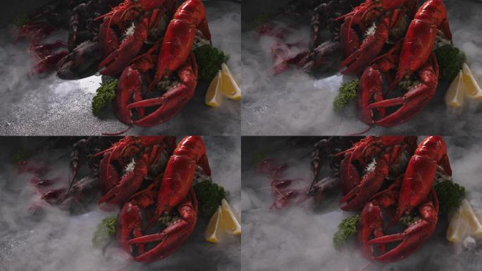 三只龙虾配新鲜欧芹、莳萝、柠檬、大蒜、红辣椒和胡椒豆