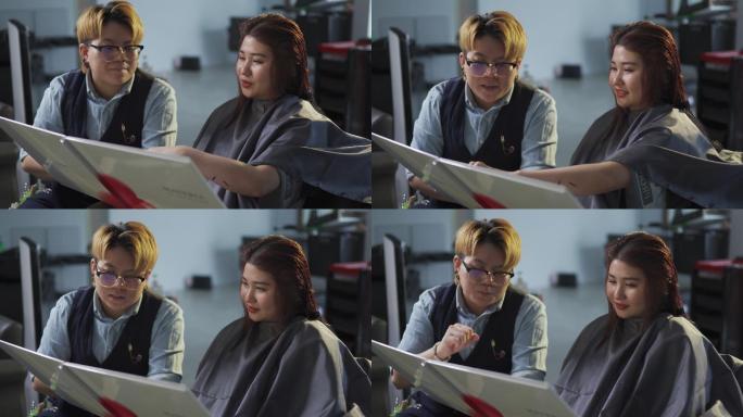 中国亚裔女性发型师向客户展示头发颜色表，并进行讨论和推荐