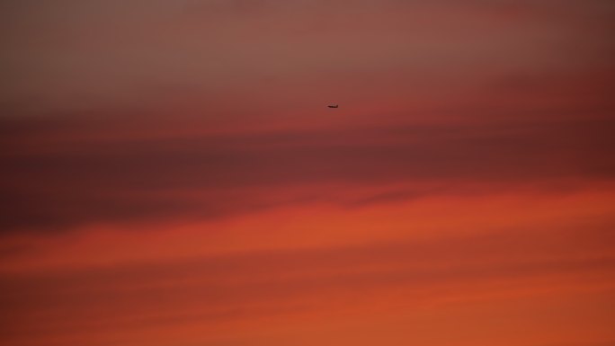 城市 建筑 飞机飞过 天空 晚霞