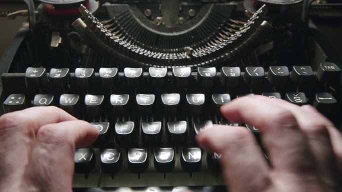 用复古打字机打字针式打印机最原始的打印机