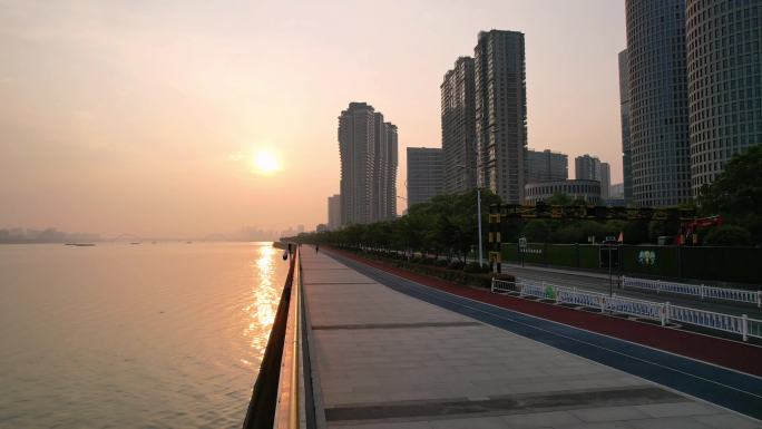 杭州滨江江边跑步道日出