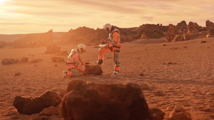 火星上的两名宇航员。研究外来生态系统