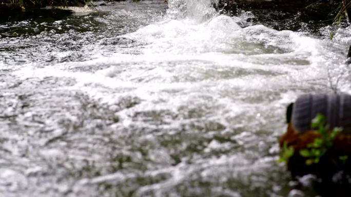 清澈的山泉水山涧溪流水的意境水花水韵