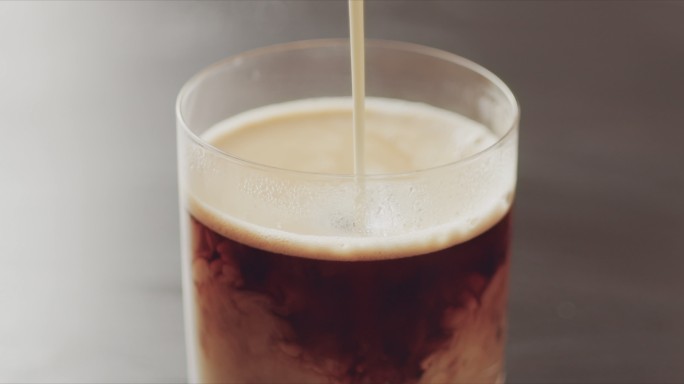 将牛奶倒入咖啡的4K慢镜头视频