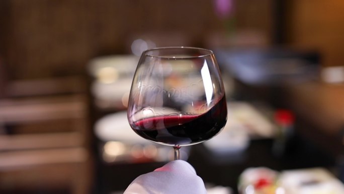 高级餐厅侍酒师供应红酒的特写镜头