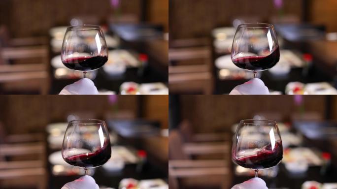 高级餐厅侍酒师供应红酒的特写镜头