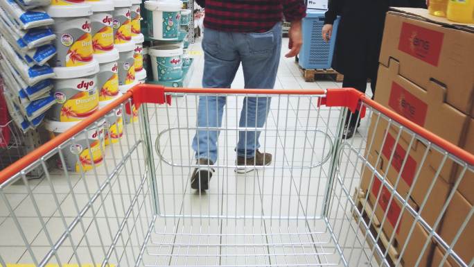 在超市拉购物车-POV