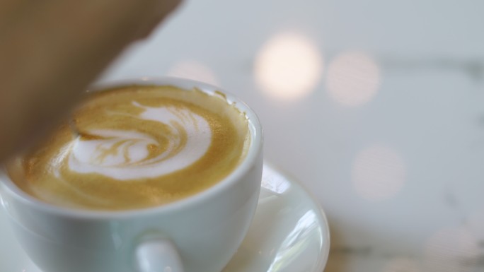 用白杯子煮咖啡牛奶咖啡搅拌咖啡咖啡—下午