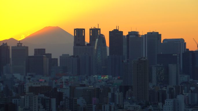 日落前的富士山和城市建筑