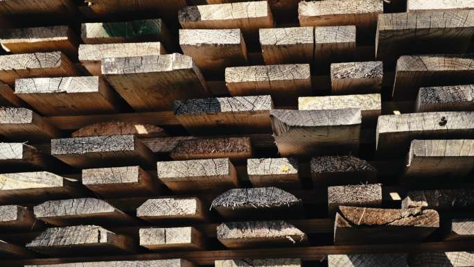 成堆的干木板木材加工厂