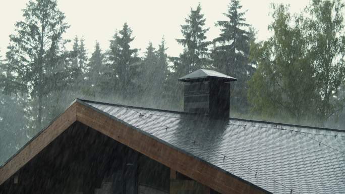 大雨倾泻在屋顶上湿漉漉细雨蒙蒙细雨绵绵