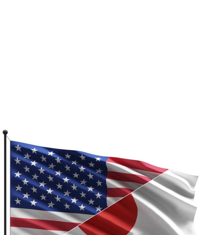 风中的美国和日本国旗在白色背景上隔离，带有复制空间