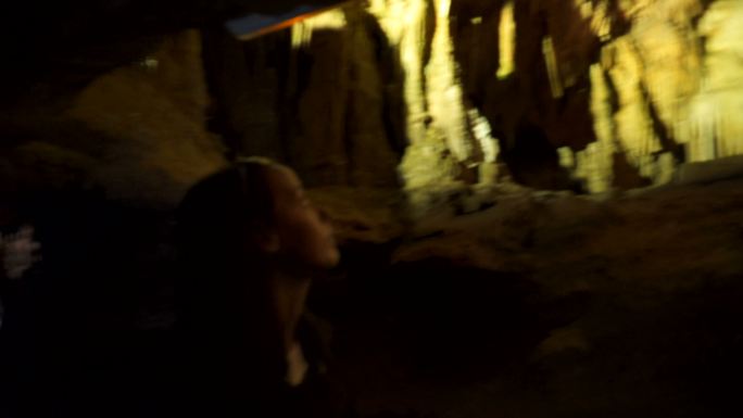 女人探索洞穴探险一个女人山洞