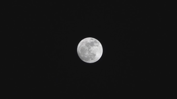 夜晚的月亮，放大月