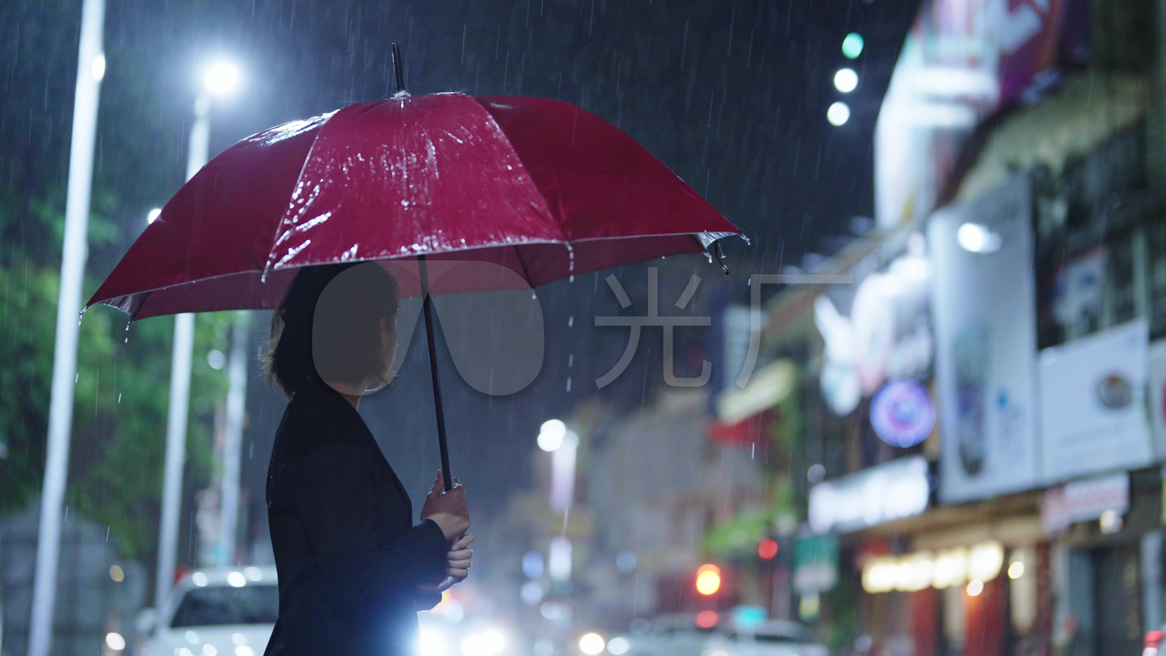 雨中打伞的人,雨中撑伞感图片动漫,雨中撑伞_大山谷图库