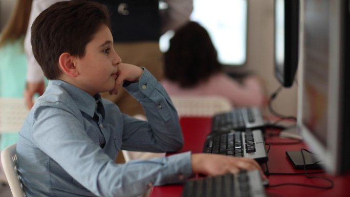 私立学校计算机课男生使用计算机