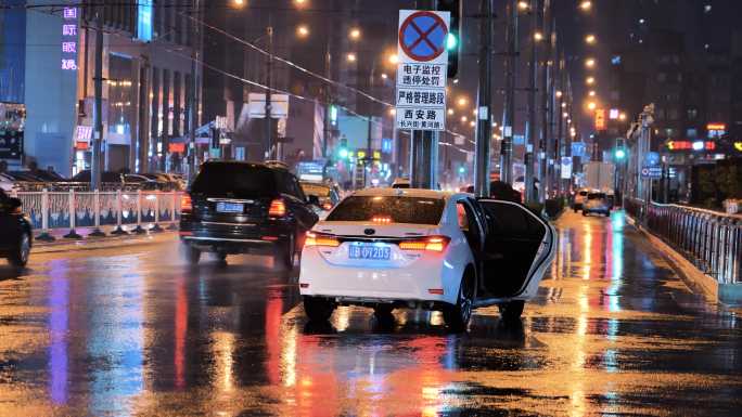 雨中车流溅起水花下雨交通下雨街道下雨城市