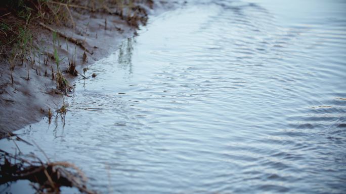 缓慢的流动河水