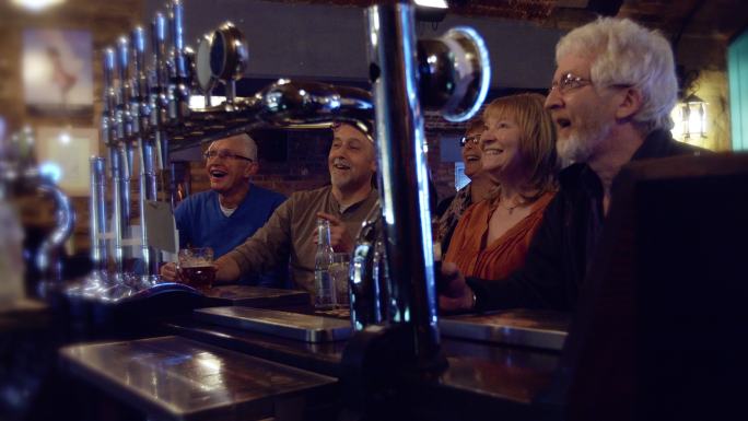 五六十年代的朋友们在酒吧看体育比赛