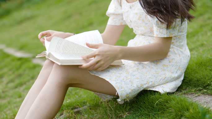 日系少女美女草坪看书休闲娱乐散心