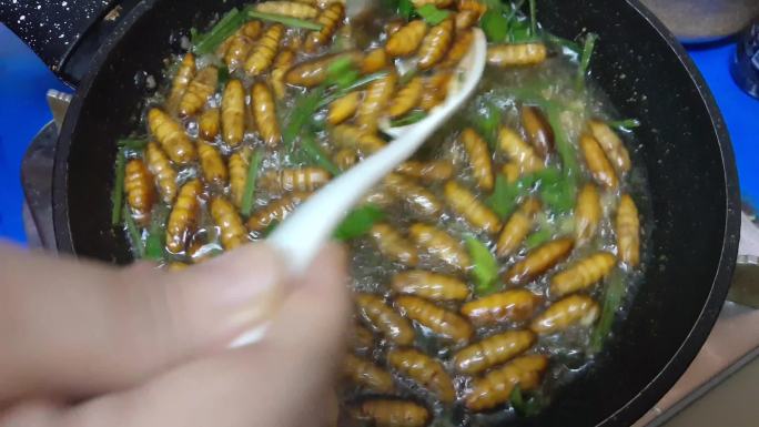锅里炸椰子虫饮食文化传统制美食美味食材