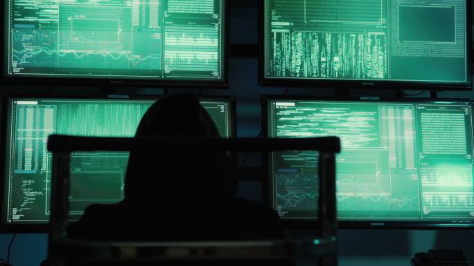 一名黑客程序员身穿连帽衫，戴着黑色黑客面具以隐藏身份，并使用计算机进行黑客攻击，这是黑暗互联网的概念