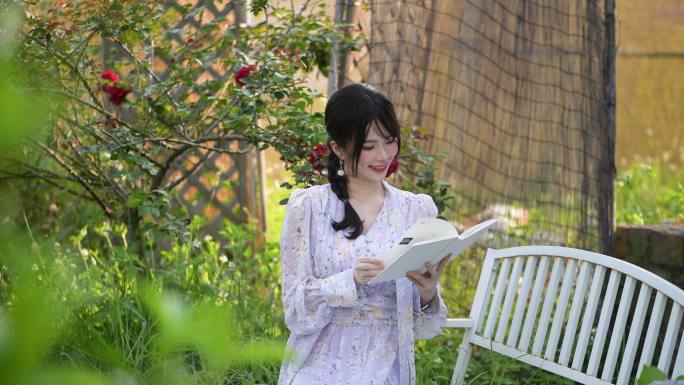 女孩在花园看书