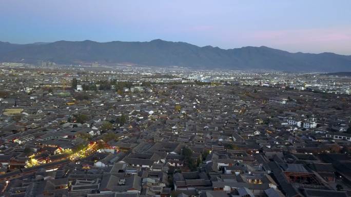 以玉龙山为背景，清晨鸟瞰丽江古城