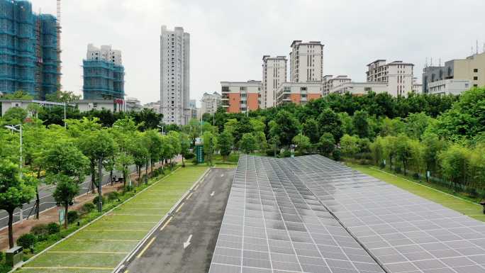 使用太阳能电池板的停车场屋顶