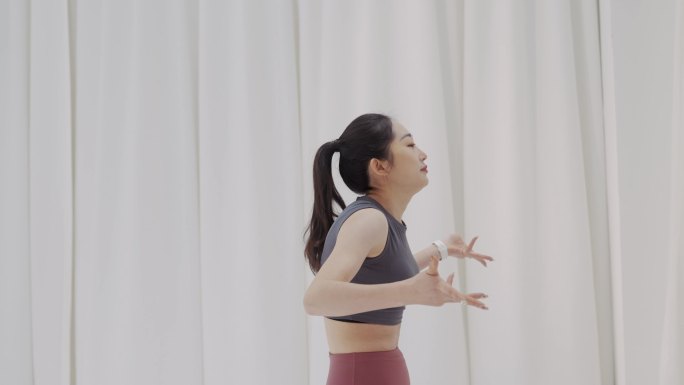 日本年轻女性在现代舞中穿瑜伽服