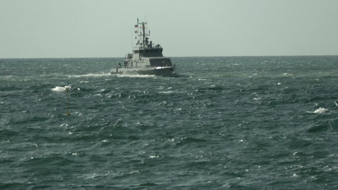 风浪中的海岸警卫队船只