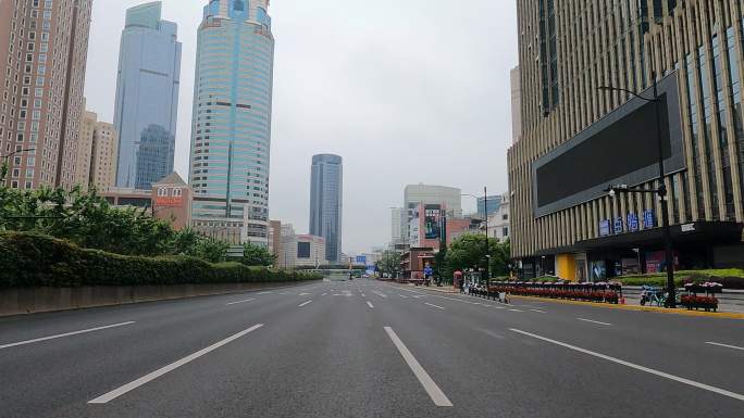上海封城中的阴天商业街道路况