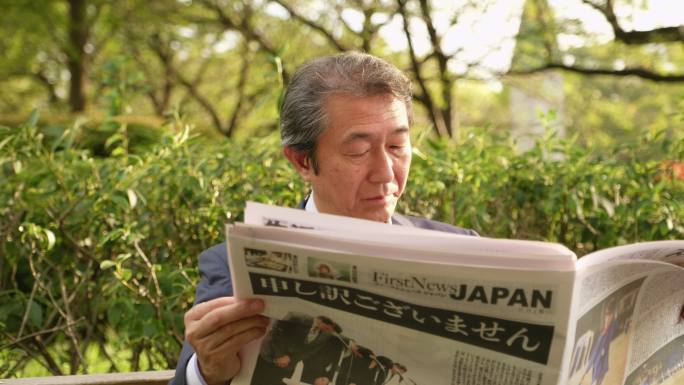 有报纸的日本商人日本人看报纸
