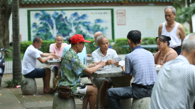 社区老人退休生活打牌乘凉游园
