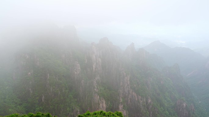 云雾中的黄山风景区航拍奇山怪石