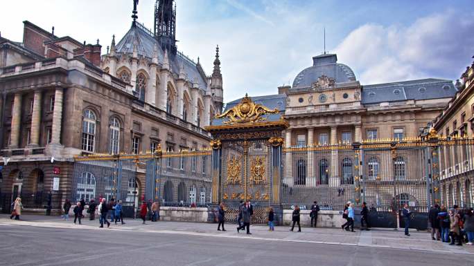巴黎国际地标性的司法宫。大入口。游客