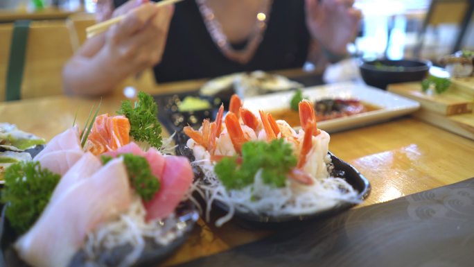 在日本餐厅吃刺身的女人