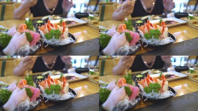 在日本餐厅吃刺身的女人