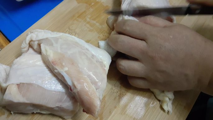 手切生鸡胸镜头切鸡肉块