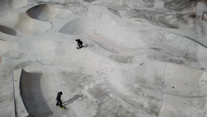 无人机视角亚洲滑板运动员