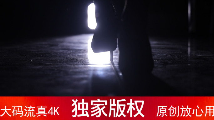 穿高跟鞋逆光行走的女性脚步_4K升格